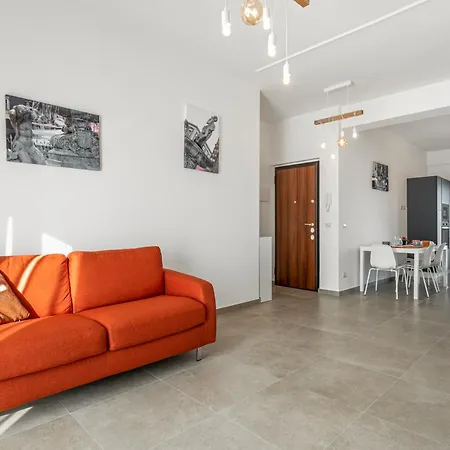 Roomy & Modern - Balconies Apartment