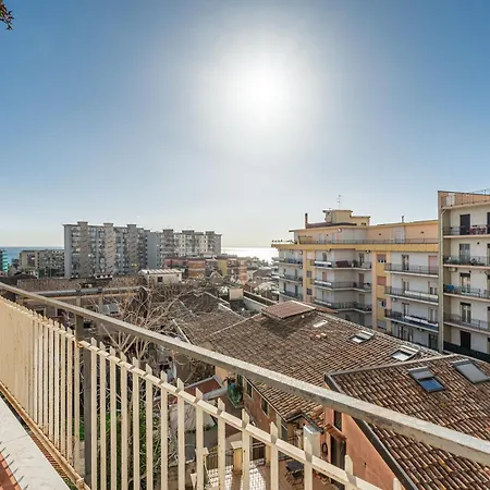 Roomy & Modern - Balconies Apartment